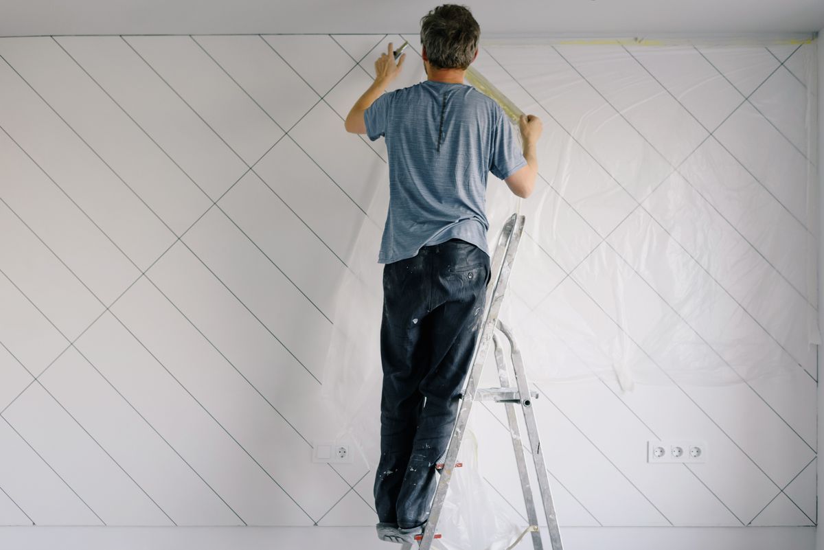 Application d'une sous-couche sur un mur